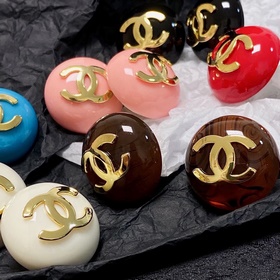 Маленькие серьги Chanel в стиле «маленький аромат» — все модницы 