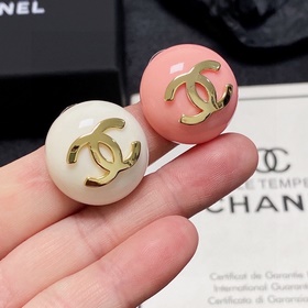 Маленькие серьги Chanel в стиле «маленький аромат» — все модницы 