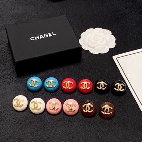 Маленькие серьги Chanel в стиле «маленький аромат» — все модницы 