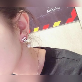 Chanel Классические серьги-гвоздики с жемчужинами двойным логотип