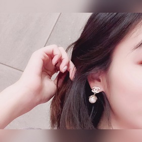 Chanel Классические серьги-гвоздики с жемчужинами двойным логотип