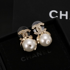 Chanel Классические серьги-гвоздики с жемчужинами двойным логотип