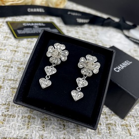 Chanel Серьги с подвесками в форме четырехлистного клевера, украш