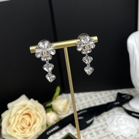 Chanel Серьги с подвесками в форме четырехлистного клевера, украш