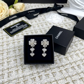 Chanel Серьги с подвесками в форме четырехлистного клевера, украш