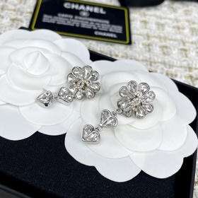 Chanel Серьги с подвесками в форме четырехлистного клевера, украш