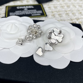 Chanel Серьги с подвесками в форме четырехлистного клевера, украш