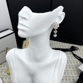 Chanel Серьги с подвесками в форме четырехлистного клевера, украш