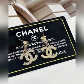 Chanel Простые серьги-гвоздики с подвесками в форме буквы C, полн