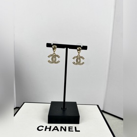 Chanel Простые серьги-гвоздики с подвесками в форме буквы C, полн