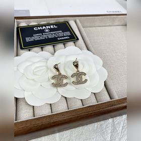 Chanel Простые серьги-гвоздики с подвесками в форме буквы C, полн