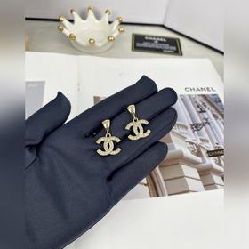 Chanel Простые серьги-гвоздики с подвесками в форме буквы C, полн