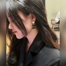 Chanel Черные эмалевые серьги-подвески с буквой C