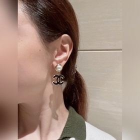 Chanel Черные эмалевые серьги-подвески с буквой C