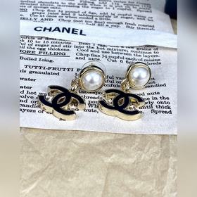 Chanel Черные эмалевые серьги-подвески с буквой C