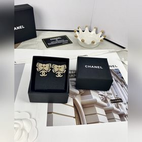 Chanel Серьги с бантиком из прозрачного стекла и бриллиантами