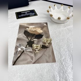 Chanel Серьги с бантиком из прозрачного стекла и бриллиантами
