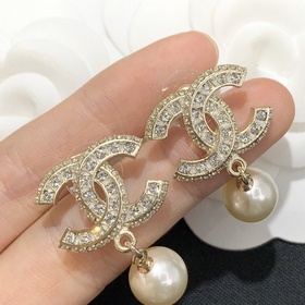 Chanel, новая коллекция ранней осени, серьги с двойным C из золот
