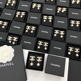 Chanel, новая коллекция ранней осени, серьги с двойным C из золот