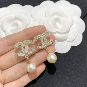 Chanel, новая коллекция ранней осени, серьги с двойным C из золот