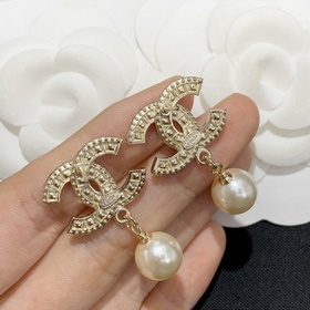 Chanel, новая коллекция ранней осени, серьги с двойным C из золот