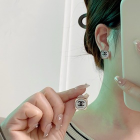 Серьги Chanel. Очень красивые, как в магазине. Изготовлены из лат