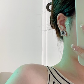 Серьги Chanel. Очень красивые, как в магазине. Изготовлены из лат