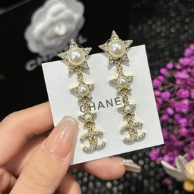 Новинка： серьги-гвоздики Chanel Код p120 Новинка Chanel c4 двойны