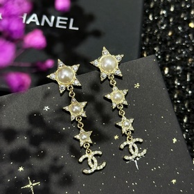 Новинка： серьги-гвоздики Chanel Код p120 Новинка Chanel c4 двойны