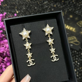 Новинка： серьги-гвоздики Chanel Код p120 Новинка Chanel c4 двойны