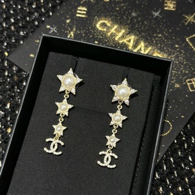 Новинка： серьги-гвоздики Chanel Код p120 Новинка Chanel c4 двойны