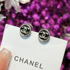 Новинка Серьги-гвоздики Chanel Код p105 Новинка Chanel c1 двойные