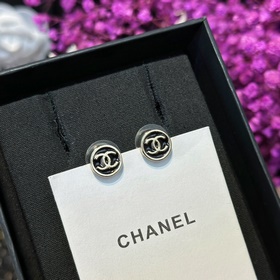 Новинка Серьги-гвоздики Chanel Код p105 Новинка Chanel c1 двойные