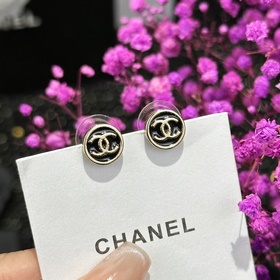 Новинка Серьги-гвоздики Chanel Код p105 Новинка Chanel c1 двойные