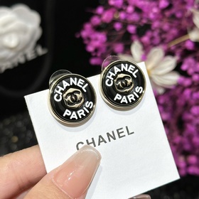 Новинка Серьги-гвоздики Chanel Код p105 Новинка Chanel c1 двойные