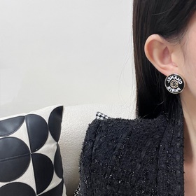 Новинка Серьги-гвоздики Chanel Код p105 Новинка Chanel c1 двойные