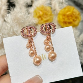 Новинка Серьги-гвоздики Dior Код p105 Новинка Серьги-гвоздики DIO