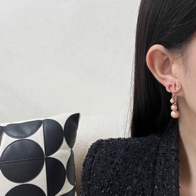 Новинка Серьги-гвоздики Dior Код p105 Новинка Серьги-гвоздики DIO