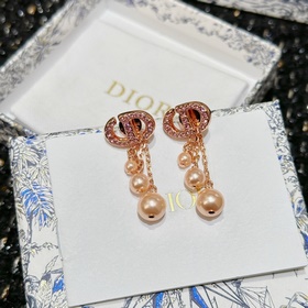 Новинка Серьги-гвоздики Dior Код p105 Новинка Серьги-гвоздики DIO
