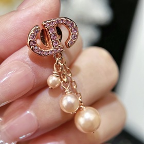 Новинка Серьги-гвоздики Dior Код p105 Новинка Серьги-гвоздики DIO