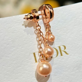Новинка Серьги-гвоздики Dior Код p105 Новинка Серьги-гвоздики DIO