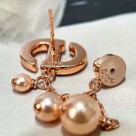 Новинка Серьги-гвоздики Dior Код p105 Новинка Серьги-гвоздики DIO