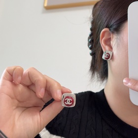 Chanel маленькие серьги с двойным C-образным мотивом в красном цв