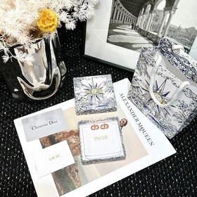 Новинка Серьги-гвоздики Dior Код p105 Новинка： серьги-гвоздики DI