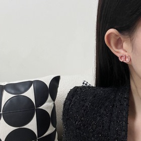 Новинка Серьги-гвоздики Dior Код p105 Новинка： серьги-гвоздики DI