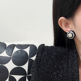 Новинка Серьги-гвоздики Chanel Код p105 Новинка Chanel c1 двойные