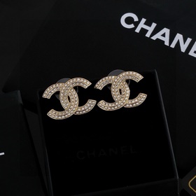 Chanel Классические серьги-гвоздики с двойным символом C. Эти сер