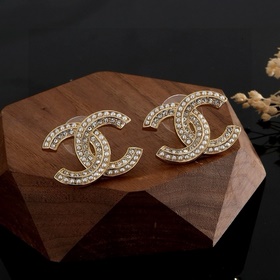 Chanel Классические серьги-гвоздики с двойным символом C. Эти сер