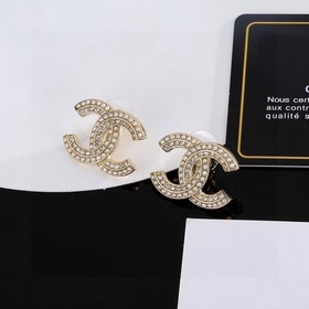 Chanel Классические серьги-гвоздики с двойным символом C. Эти сер