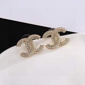 Chanel Классические серьги-гвоздики с двойным символом C. Эти сер